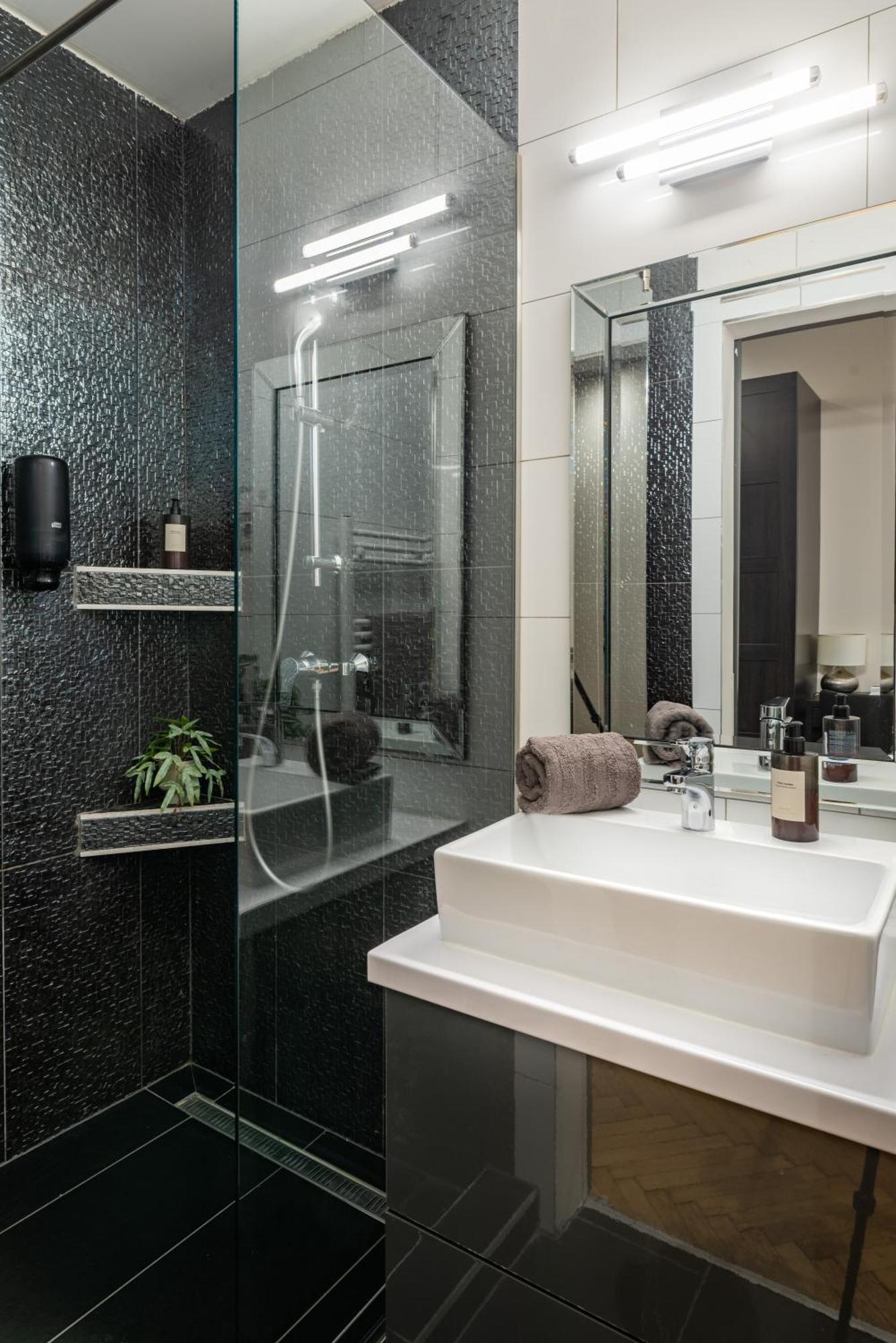 Chic Central 1Br Retreat Near New York Cafe With View Будапеща Екстериор снимка