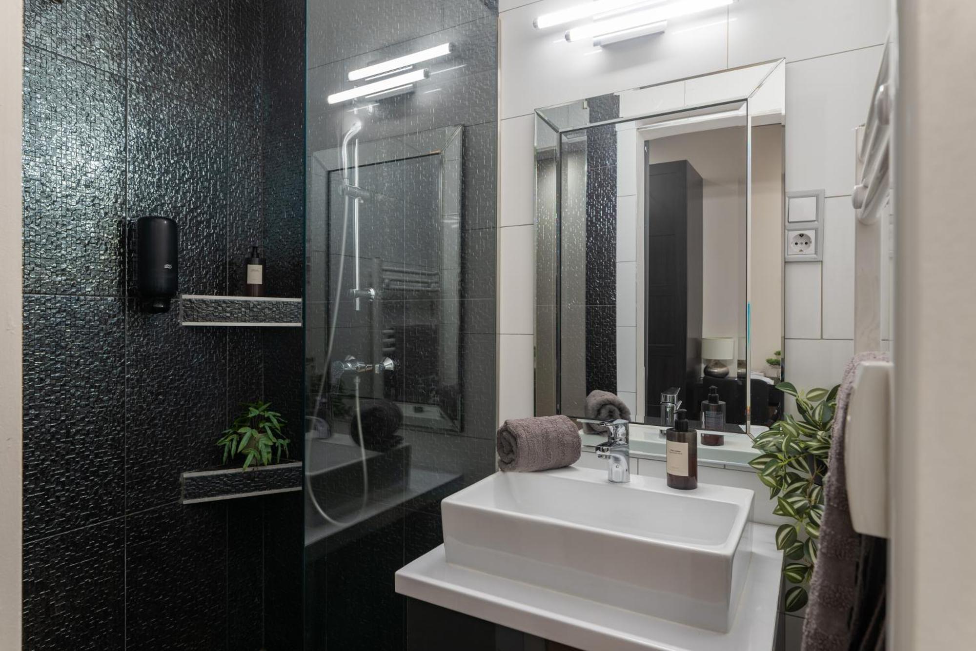 Chic Central 1Br Retreat Near New York Cafe With View Будапеща Екстериор снимка