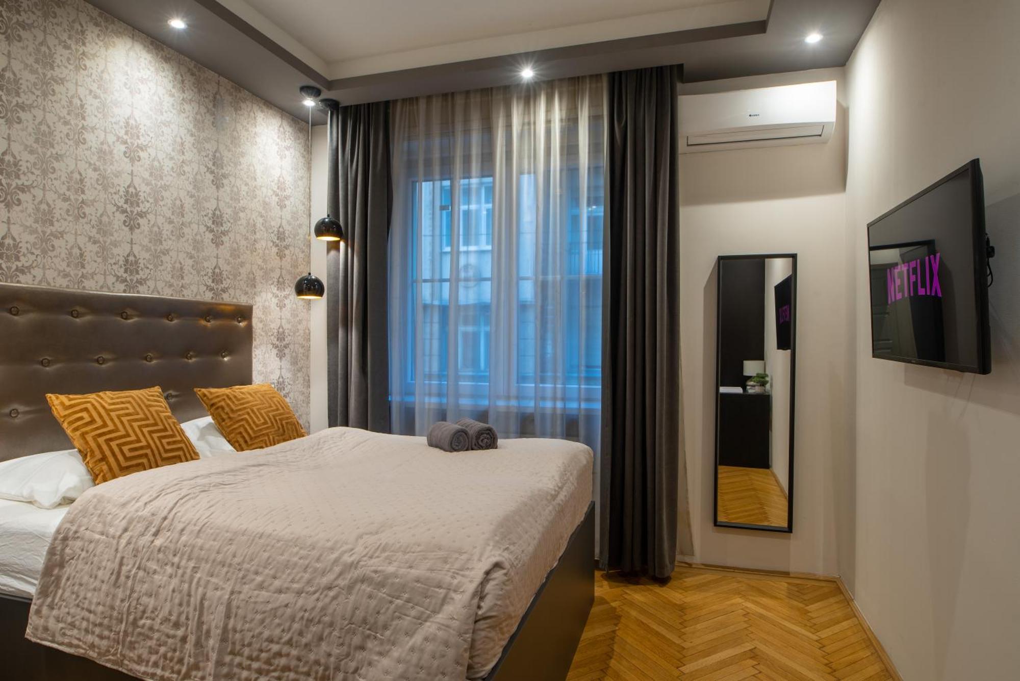 Chic Central 1Br Retreat Near New York Cafe With View Будапеща Екстериор снимка